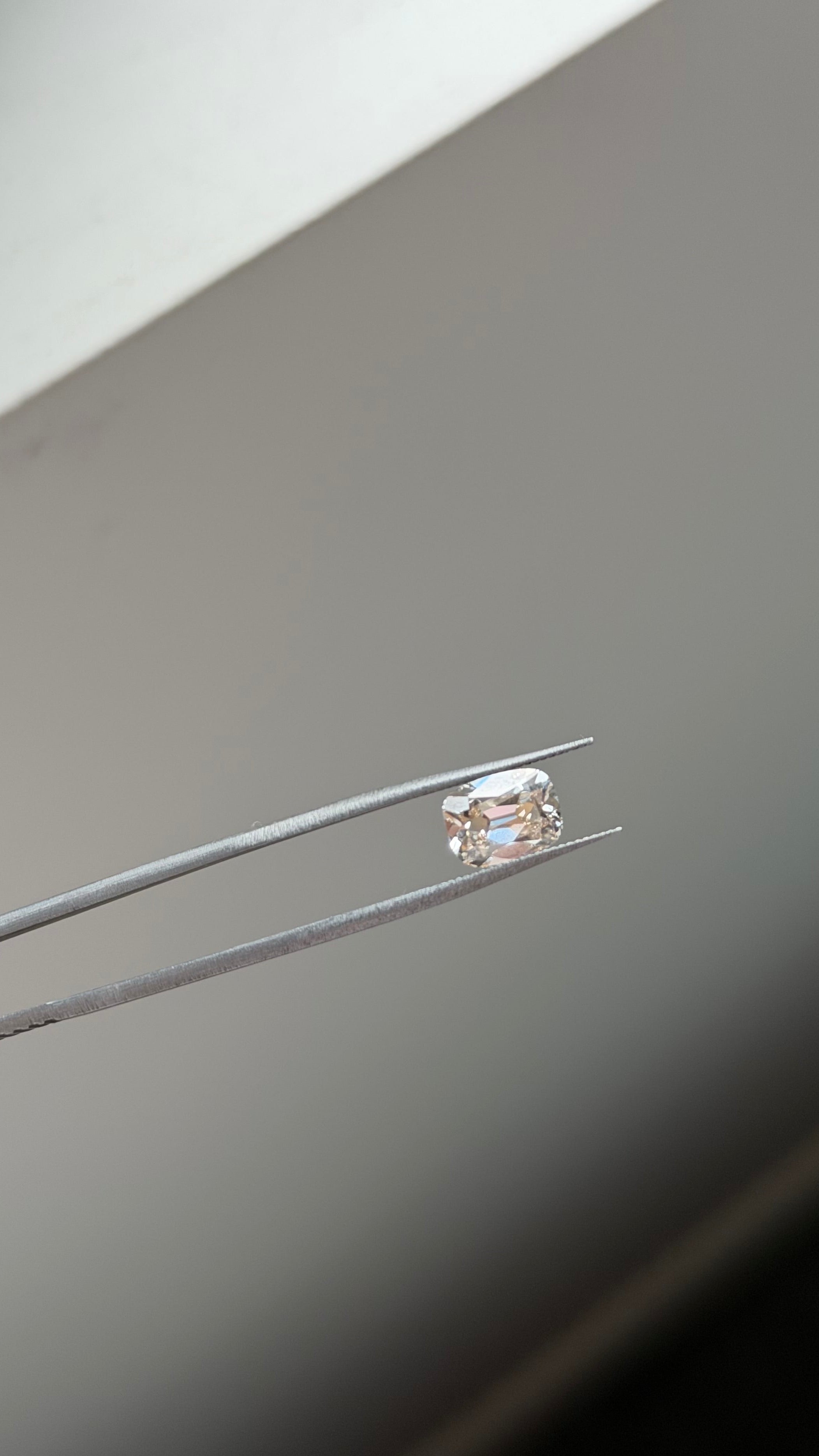 Tweezer image of diamond